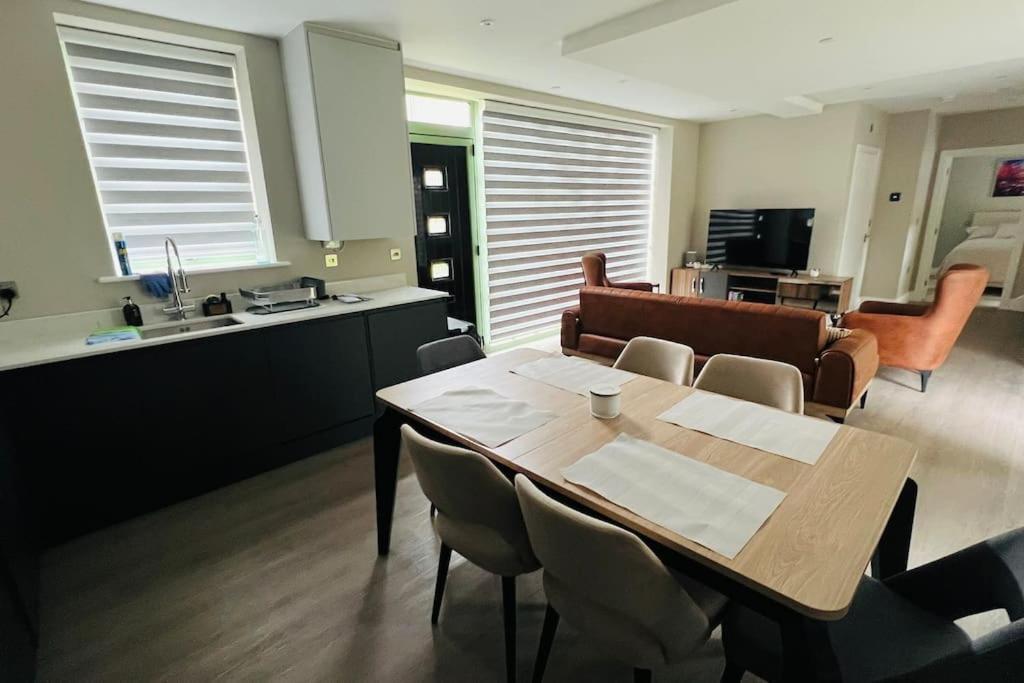 A House Designed For You… Edmonton Buitenkant foto